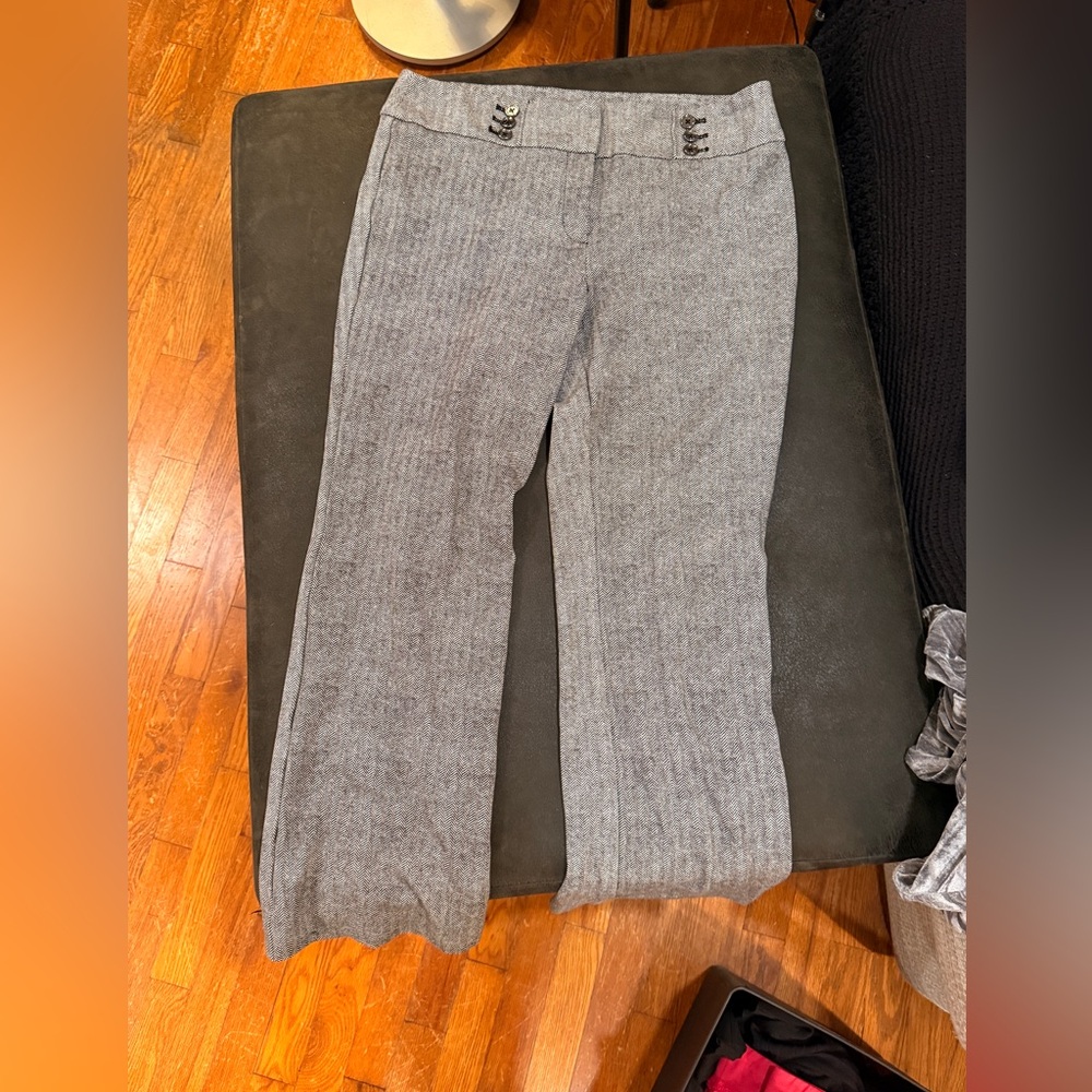 Anne Klein sz 10
Gray Wide-Leg Pants with Button Detail